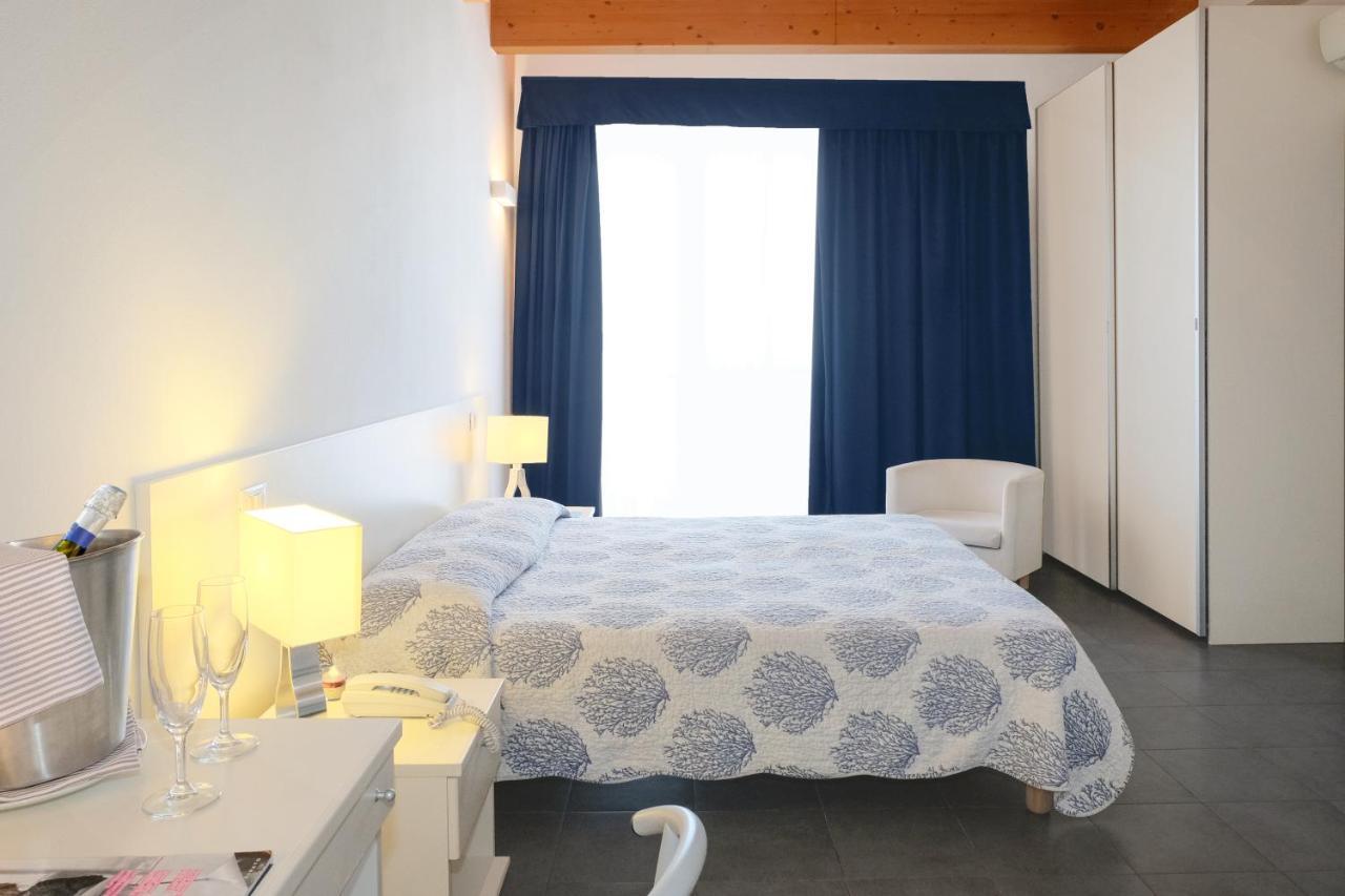 לידו די ג'סולו Hotel Manila חדר תמונה